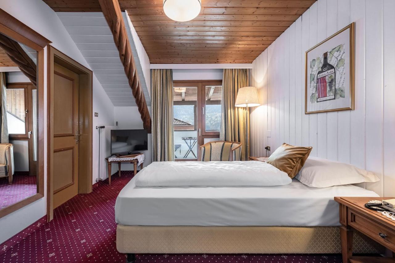 Hotel Weisse Lilie - B&B Rio di Pusteria Buitenkant foto
